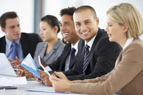 Ejecutiva masculina con colegas durante la reunión — Foto de Stock