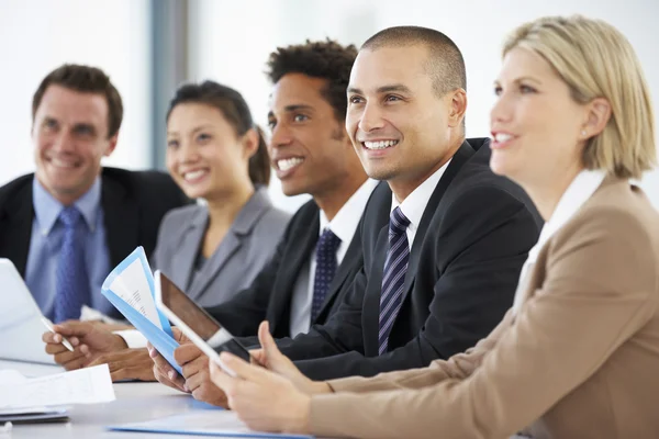 Mensen uit het bedrijfsleven luisteren naar collega over de bijeenkomst van — Stockfoto