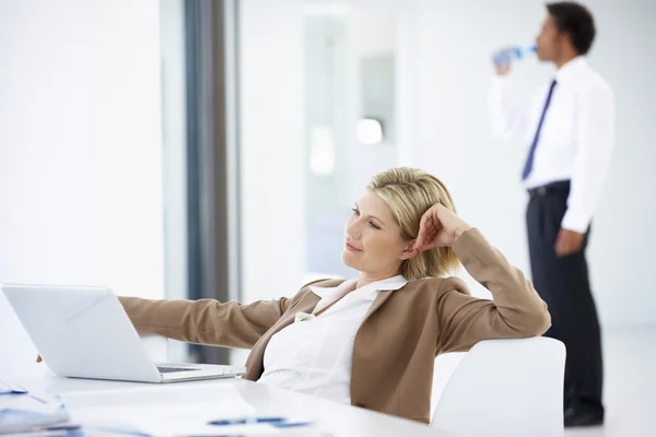 Executivo feminino usando laptop — Fotografia de Stock