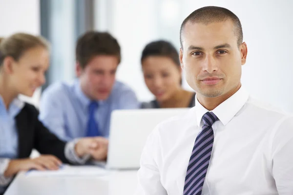 Ejecutivo masculino durante reunión de oficina —  Fotos de Stock