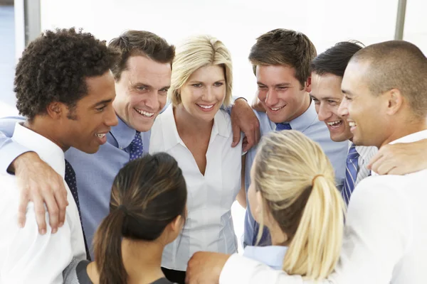 Mensen uit het bedrijfsleven feliciteren elkaar In Team — Stockfoto