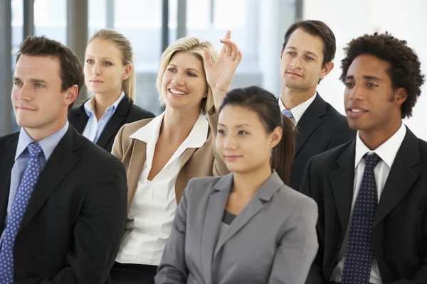 Affärskvinna frågar fråga under presentation — Stockfoto