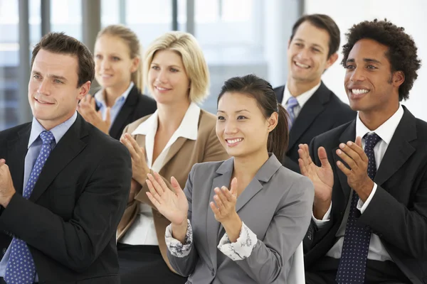 Geschäftsleute applaudieren Redner — Stockfoto