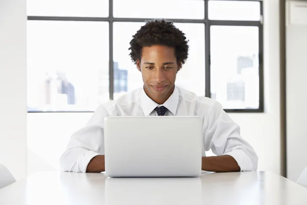 Uomo d'affari che utilizza il computer portatile in Offce — Foto Stock