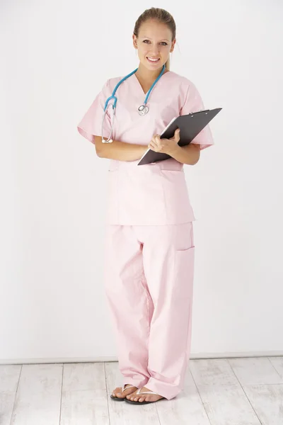 Nurse with clipboard looking at camera — Stock Photo, Image