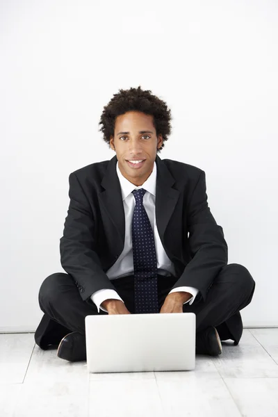 Homem de negócios usando laptop — Fotografia de Stock