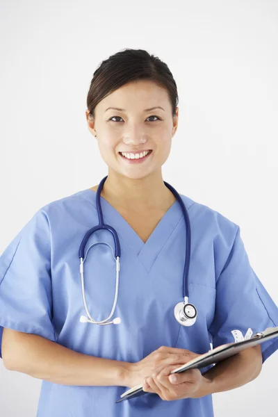 Медсестра с планшетом смотрит в камеру — стоковое фото