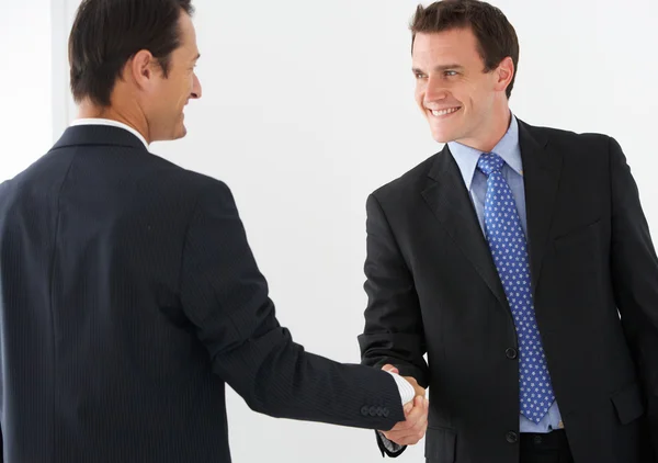 Dos hombres de negocios dándose la mano — Foto de Stock