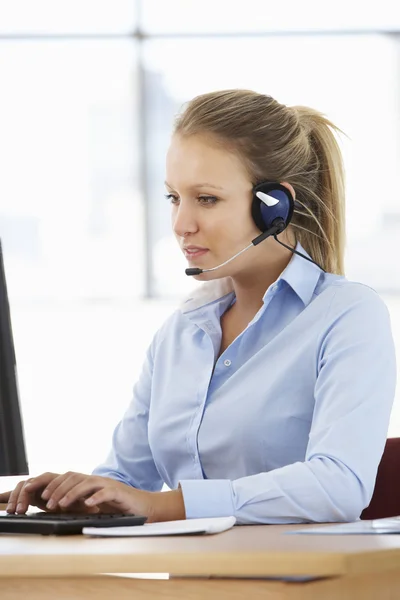 Vriendelijke Service Agent in gesprek met de klant — Stockfoto