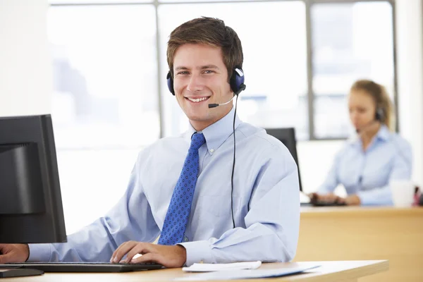 Vriendelijke Service Agent in gesprek met de klant — Stockfoto