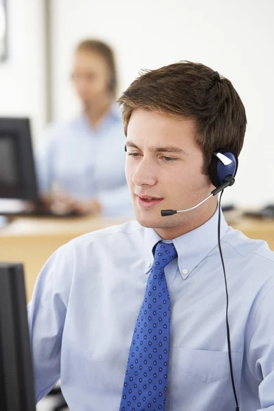 Vriendelijke Service Agent in gesprek met de klant — Stockfoto