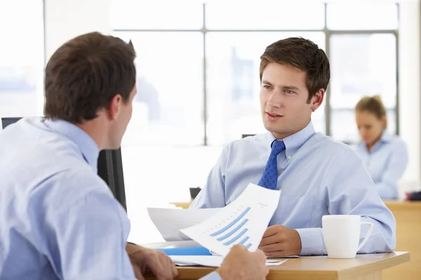 Zwei Geschäftsleute arbeiten gemeinsam am Schreibtisch — Stockfoto