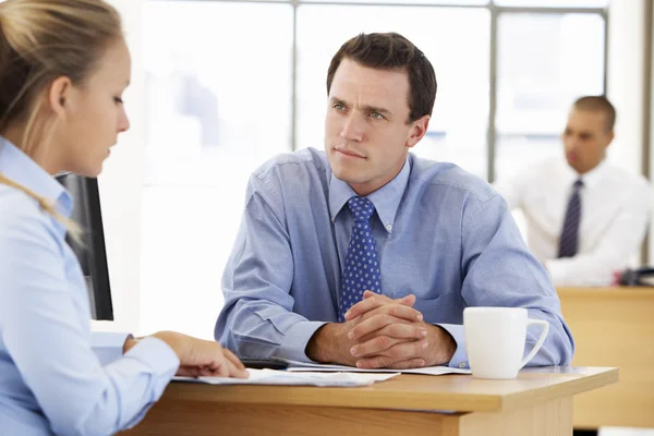 Geschäftsfrau und Geschäftsmann arbeiten gemeinsam am Schreibtisch — Stockfoto