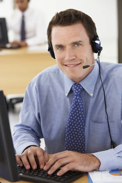 Vriendelijke Service Agent in gesprek met de klant — Stockfoto