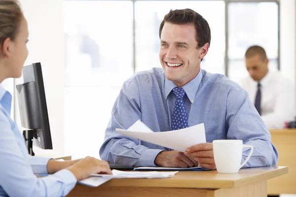 Femme d'affaires et homme d'affaires travaillant ensemble au bureau — Photo