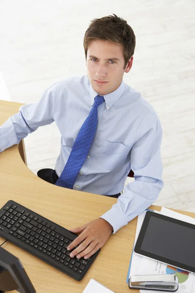 Hombre de negocios que trabaja en la oficina — Foto de Stock