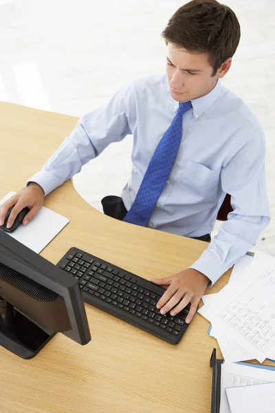 Man die aan het bureau werkt — Stockfoto