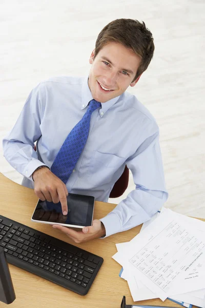 Hombre usando tableta digital — Foto de Stock