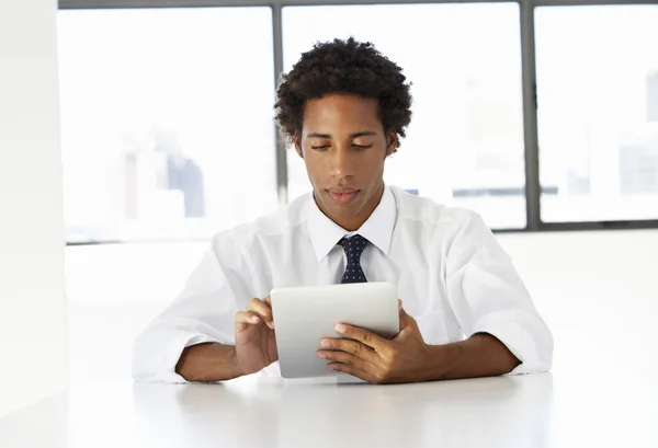 Zakenman die digitale tablet gebruikt — Stockfoto