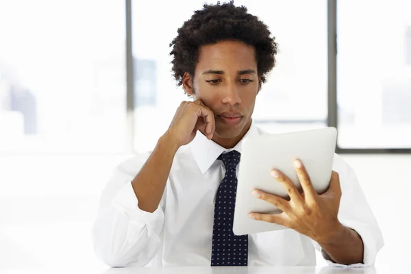 Zakenman die digitale tablet gebruikt — Stockfoto