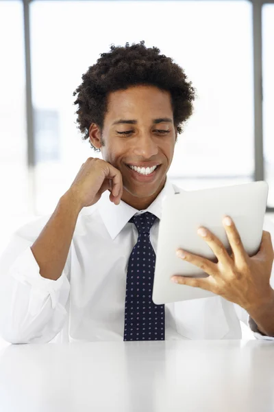 Geschäftsmann mit digitalem Tablet — Stockfoto