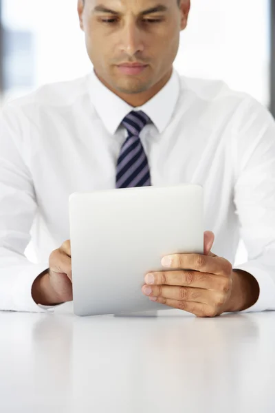 Zakenman die digitale tablet gebruikt — Stockfoto