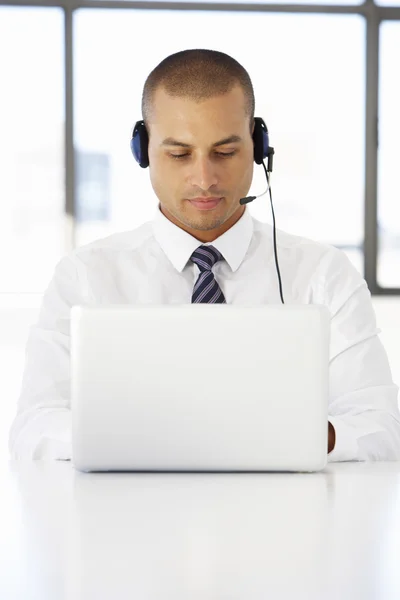 Zakenman dragen van de Headset en het gebruik van Laptop — Stockfoto