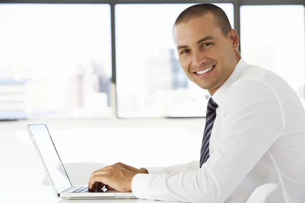 Businessman Using Laptop in Offce — Stock Photo, Image