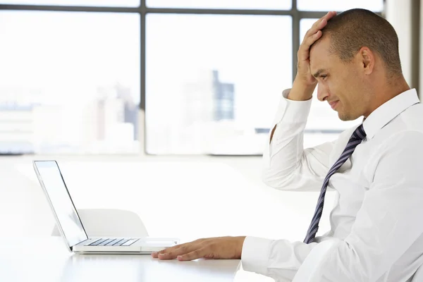 Homme d'affaires frustré assis au bureau — Photo