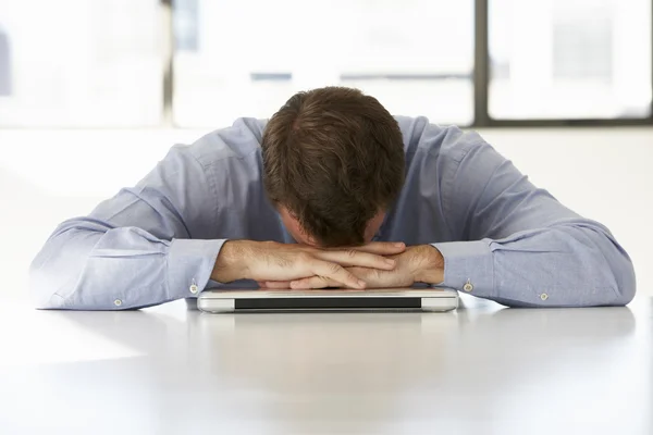 Gefrustreerd zakenman zit aan Bureau — Stockfoto