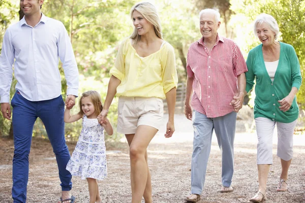 Drie-generatie familie lopen samen — Stockfoto