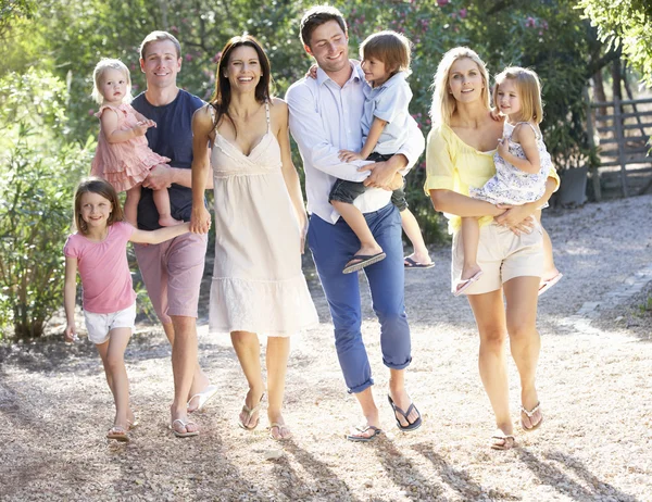 Duas famílias no país caminham juntas — Fotografia de Stock