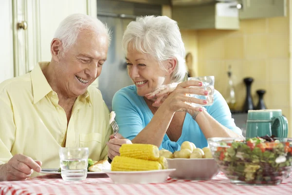 Senior paar eten maaltijd samen — Stockfoto