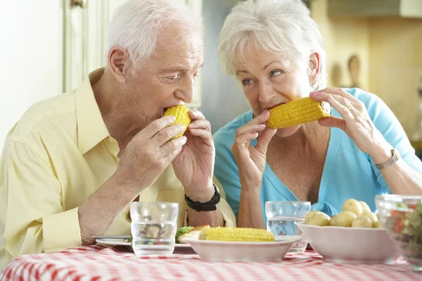 Pareja mayor comiendo comida juntos — Foto de Stock