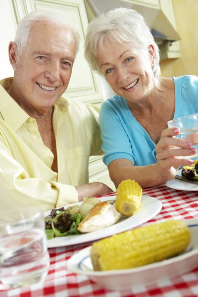 Coppia anziana mangiare pasto insieme — Foto Stock