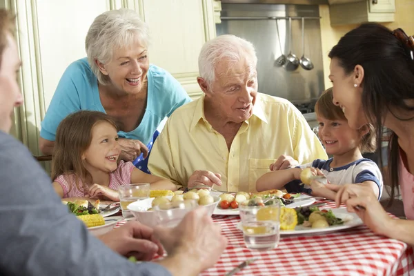 Familia comiendo juntos en la cocina — Foto de Stock