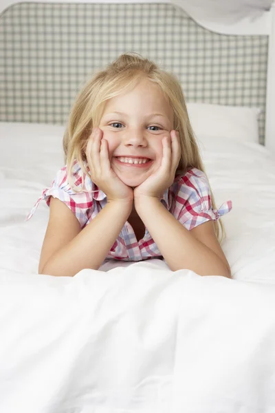 Jong meisje liggend op bed Rechtenvrije Stockfoto's