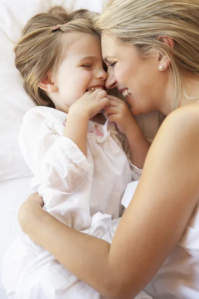 Madre e figlia si rilassano a letto — Foto Stock