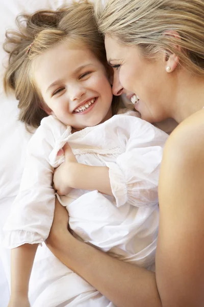 Madre e figlia si rilassano a letto — Foto Stock