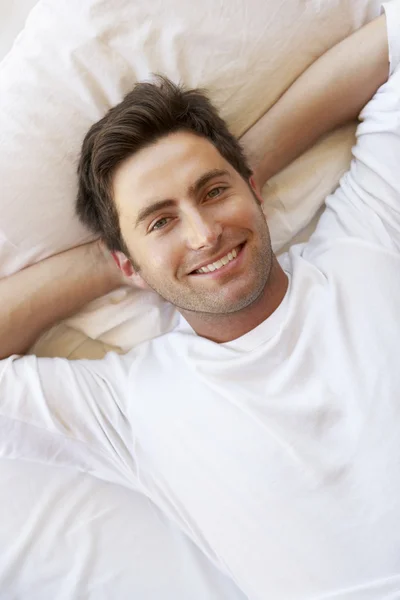 Man ontspannen in bed — Stockfoto