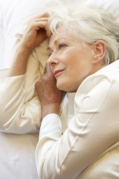 Senior vrouw ontspannen in bed — Stockfoto