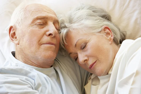 Pareja mayor durmiendo en la cama — Foto de Stock