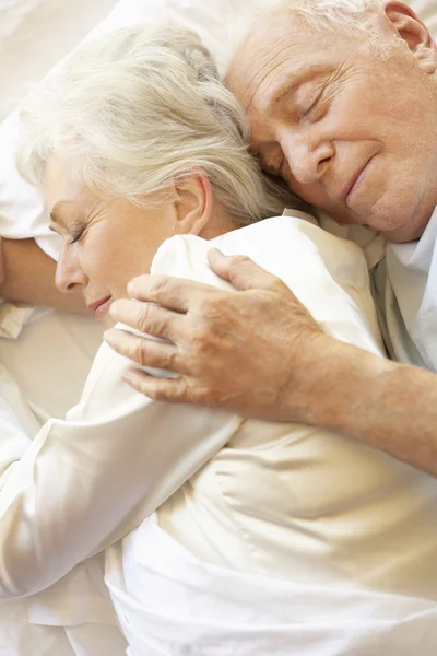 Pareja mayor durmiendo en la cama — Foto de Stock