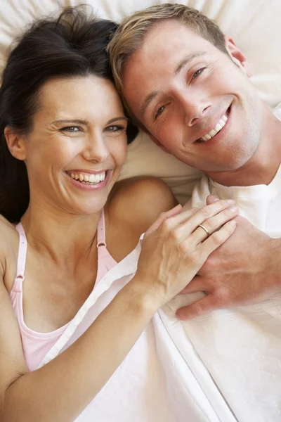 Casal relaxante na cama — Fotografia de Stock