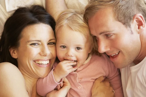 Familjen koppla av i sängen — Stockfoto