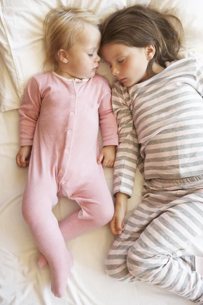 Duas jovens meninas dormindo na cama — Fotografia de Stock