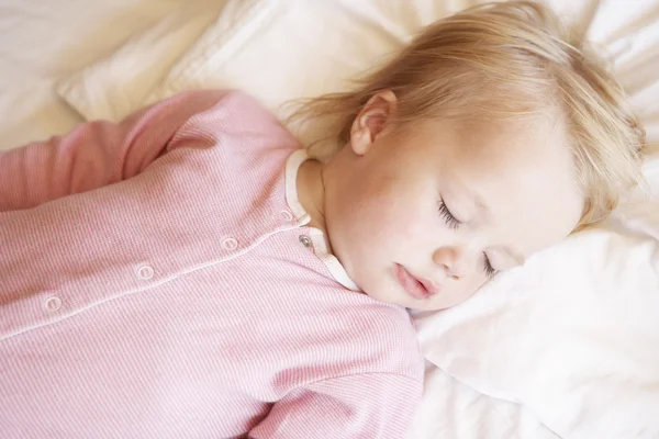 Jeune fille dormir dans le lit — Photo