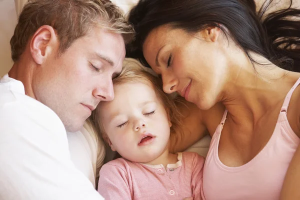Aile yatakta rahatlatıcı — Stok fotoğraf