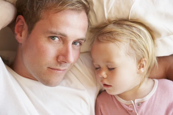 Vader en dochter slapen in bed — Stockfoto