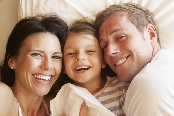 Relajación familiar en la cama — Foto de Stock